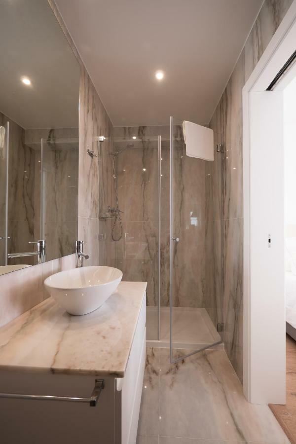Castle Terrace Exclusive Apartment - Home By The Castle Apartment Lisbona Esterno foto